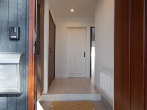 玄関  木と白を基調とした玄関 