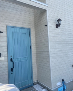玄関扉  カントリーブルーが映えるお洒落な玄関扉。 