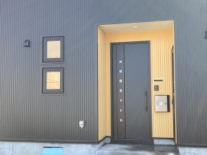 玄関  玄関ドアも外壁に合わせた統一感のあるデザインをチョイスされています。 