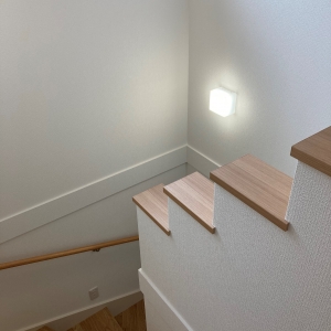 階段  階段の壁も段差になっており素敵なデザインです。 