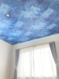   夜空のようなきれい色の天井です。 