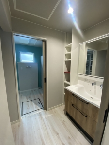洗面台  玄関から正面のドアを開けると洗面台があり左側には大容量のファミリークローゼットがあります。 