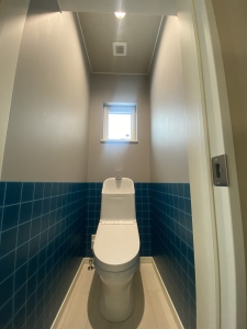 2Fトイレ  二階のトイレはどこかレトロなインパクトのある壁紙を採用しています。 