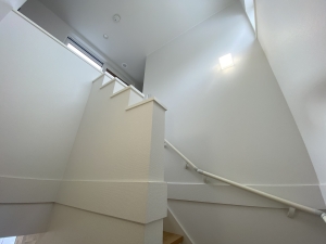 階段  階段もデザイン性が高く窓が設置され明るい空間です。 