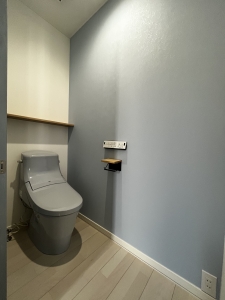 トイレ  ブルーグレーで高級感と落ち着きのあるデザインになっています。 