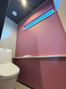 トイレ  おうちの雰囲気とは打って変わって暖色の落ち着くスペースになっています。 