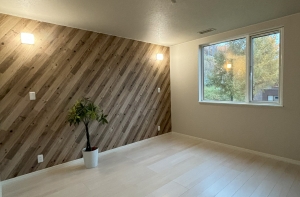 ２F洋室  斜めに配された木目のクロスが目を引く寝室。奥にはWICがあります。 